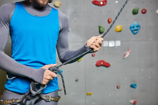 Sportler Sportlicher Kleidung Schnüren Kletterseil Vor Dem Training Kletterwand — Stockfoto