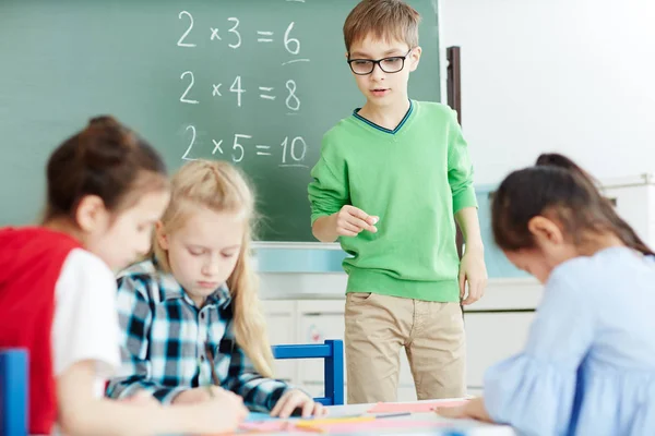 Schöner Schuljunge Der Mit Summen Der Tafel Steht Und Drei — Stockfoto