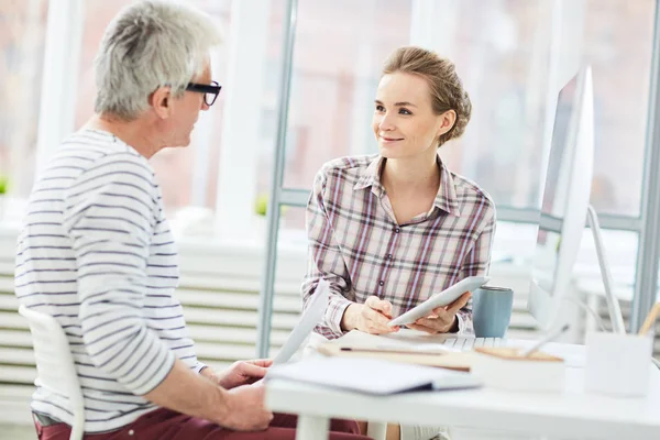 Mädchen Mit Touchpad Schaut Ihren Arbeitgeber Und Hört Seinen Kommentaren — Stockfoto