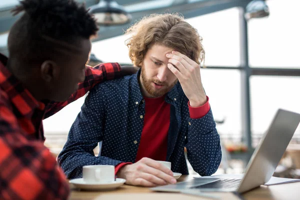 Hombre Negocios Preocupado Tocando Frente Mientras Comparte Sus Problemas Con — Foto de Stock