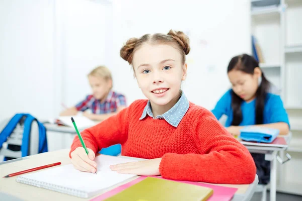 Grundschüler Sitzen Schreibtisch Zeichnen Mit Buntstiften Und Schauen Die Kamera — Stockfoto