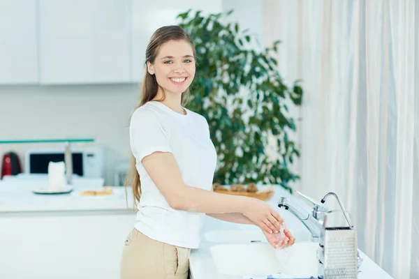 Mujer Joven Saludable Lavándose Las Manos Con Agua Pura Del —  Fotos de Stock