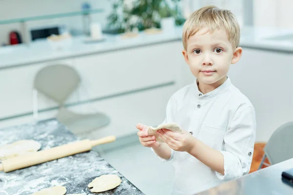 Niedliche Kleine Junge Hilft Seine Mutter Machen Gebäck Aus Hausgemachtem — Stockfoto