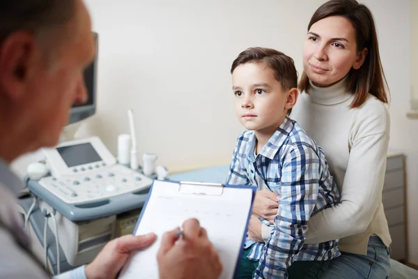 Jovem Seu Filho Olhando Para Médico Ouvindo Seu Conselho Durante — Fotografia de Stock