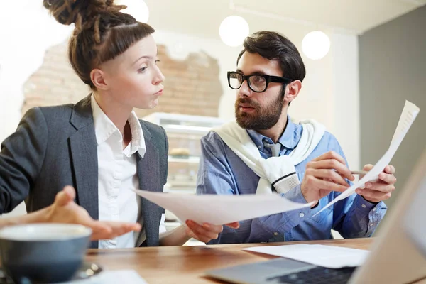Anlaşma şartları için genç şüpheci kadın açıklayan işadamı iki iş ortakları ile sözleşmeleri,