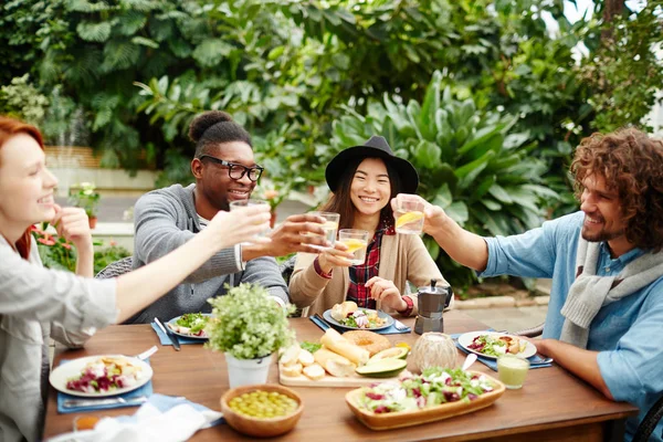 Jóvenes Felices Brindando Con Vasos Limonada Casera Por Cena Festiva —  Fotos de Stock