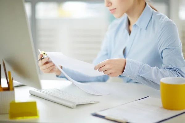 Joven Contador Mirando Través Documentos Financieros Por Lugar Trabajo Oficina —  Fotos de Stock