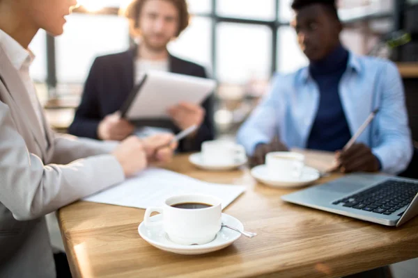 Kopje Verse Hete Zwarte Koffie Schotel Houten Tafel Achtergrond Van — Stockfoto