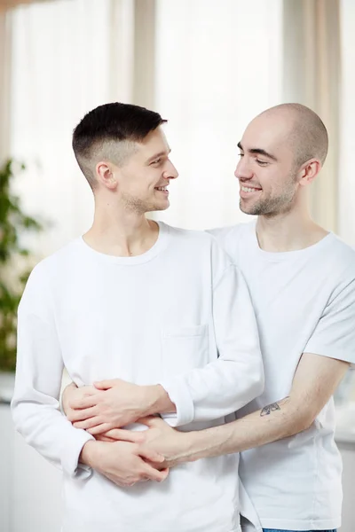 Les Jeunes Gay Partenaires Dans Blanc Shirts Regarder Autre Dans — Photo