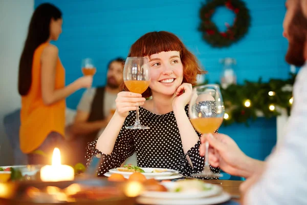 Boldog Lány Pirítás Pohár Gyümölcslé Miközben Nézte Barátja Által Vacsora — Stock Fotó