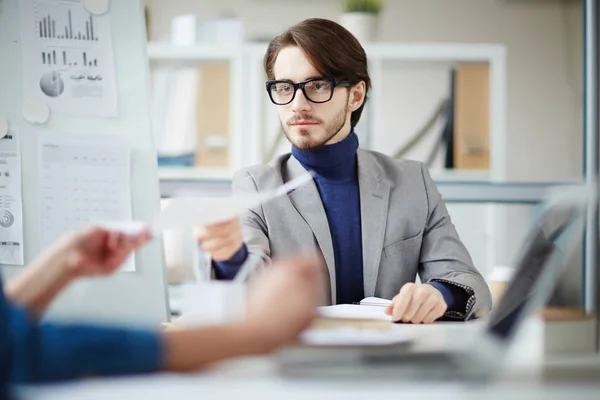 Ung Professionell Passerar Över Papper Till Kollega Eller Affärspartner Att — Stockfoto