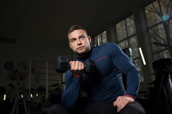 Giovane Uomo Che Tiene Manubri Allena Durante Allenamento Palestra — Foto Stock