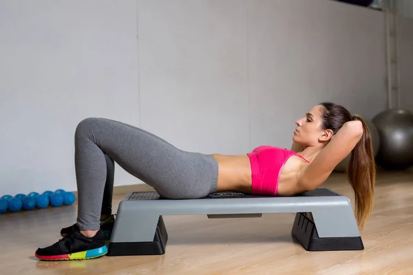 Sportig Kvinna Att Göra Sit Ups Träning Särskild Utrustning Gymmet — Stockfoto