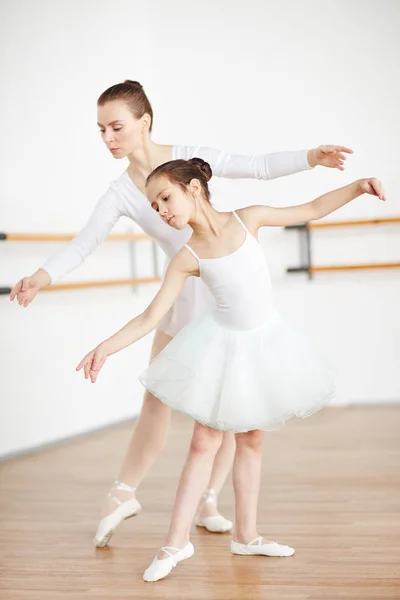 Adorable Fille Son Professeur Ballet Étirant Leurs Bras Jambes Droites — Photo