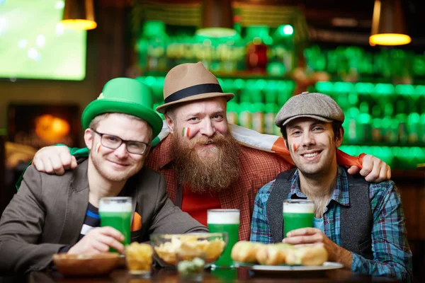 Tre Uomini Felici Amichevoli Cappelli Che Bevono Birra Pub Giorno — Foto Stock