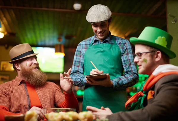 Due Irlandesi Ordinano Birra Spuntino Pub Mentre Cameriere Prende Appunti — Foto Stock