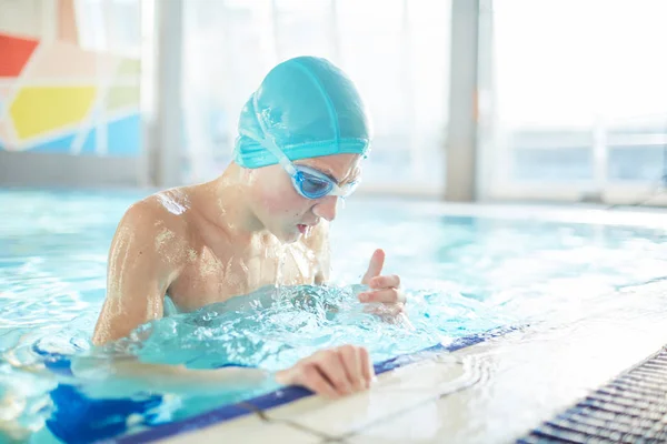 Schüler Badekleidung Und Brille Verbringt Freizeit Schwimmbad — Stockfoto