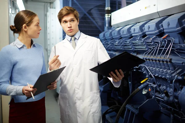 Selbstbewusste Spezialisten Des Modernen Rechenzentrums Diskutieren Neue Ausrüstung Und Ihre — Stockfoto