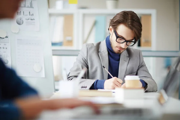 Joven Con Lápiz Haciendo Notas Mientras Planea Trabajar Escribiendo Puntos —  Fotos de Stock