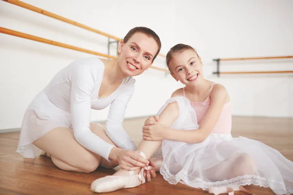 Profesora Ballet Ayudando Pequeño Aprendiz Atar Cintas Punta Antes Clase —  Fotos de Stock