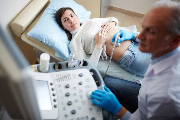 Mujer Embarazada Mirando Pantalla Del Equipo Ultrasonido Durante Examen Regular —  Fotos de Stock