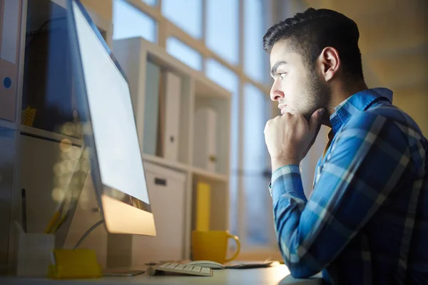 Seriöser Manager Sitzt Vor Dem Computermonitor Und Liest Über Moderne — Stockfoto