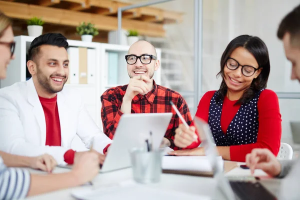 Collaboratori Che Ridono Discutendo Loro Idee Durante Organizzazione Evento Aziendale — Foto Stock