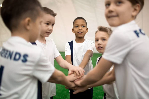Kleine Fußballer Uniform Machen Haufen Hände Teambuilding Auszudrücken — Stockfoto