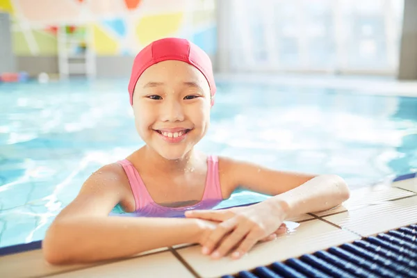 Sorridente Studentessa Asiatica Trascorrere Tempo Libero Piscina Moderna — Foto Stock