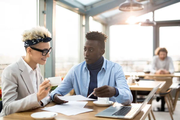 Två Unga Potentiella Affärspartners Diskutera Kontrakt Möte Café — Stockfoto