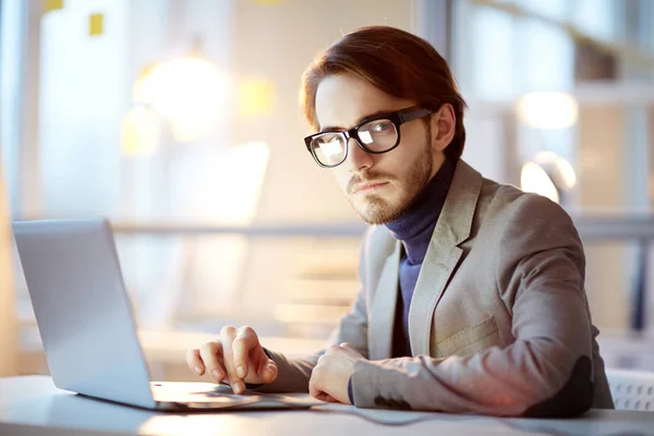 Serieuze Broker Elegante Pak Brillen Witting Door Werkplek Voor Laptop — Stockfoto