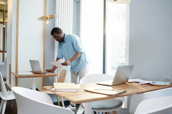 Drukke Jonge Afro Amerikaanse Manager Met Papier Analyseren Sommige Gegevens — Stockfoto