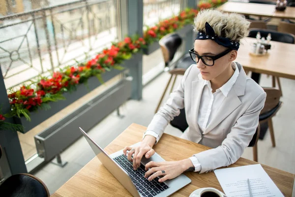 Empresária Séria Que Concentra Navegar Rede Enquanto Está Sentada Mesa — Fotografia de Stock