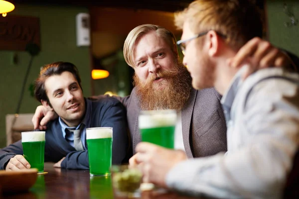 Bearded Man Embracing His Two Friends Talk Glass Beer Leisure — Stock Photo, Image