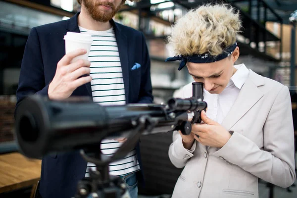 Ung Affärskvinna Tittar Genom Objektivet Teleskop Med Hennes Kollega Nära — Stockfoto