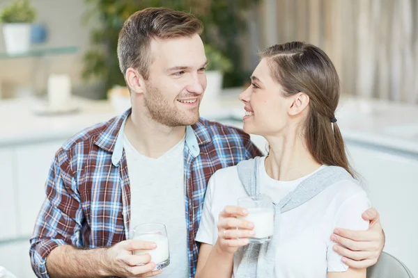 Yougn 的男人和女人看着彼此的牛奶和早餐交谈 — 图库照片