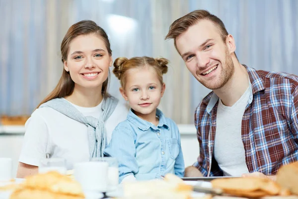 Familia Joven Tres Ropa Casualwear Mirando Cámara Por Mesa Servida —  Fotos de Stock