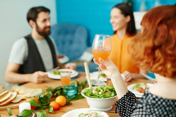 Una Las Chicas Sosteniendo Vaso Jugo Mano Mientras Sienta Junto — Foto de Stock