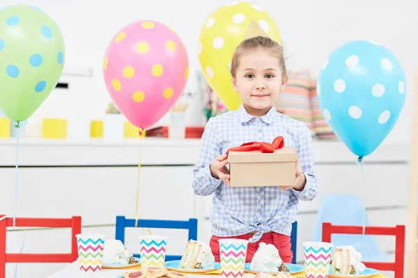 Kleines Mädchen Mit Geschenkbox Blickt Die Kamera Während Festlichen Tisch — Stockfoto