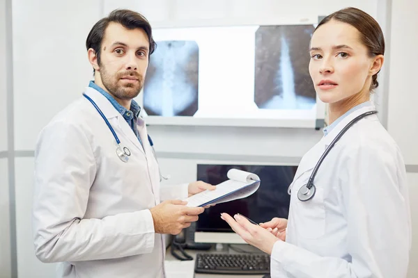 Dois Jovens Radiologistas Uniforme Olhando Para Câmera Durante Trabalho — Fotografia de Stock