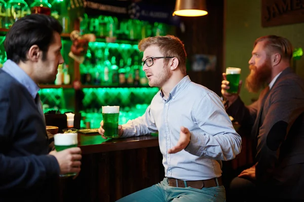 Jovem Amigável Conversando Enquanto Estava Sentado Balcão Bar Bebendo Cerveja — Fotografia de Stock