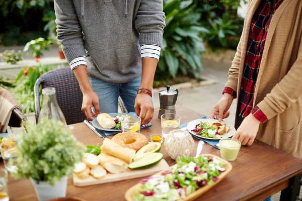 Dua Orang Menaruh Makanan Vegetarian Buatan Sendiri Atas Meja Makan — Stok Foto