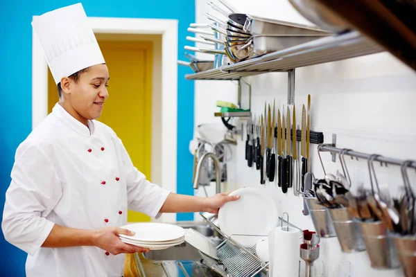 Chef Kok Uniform Schone Platen Zetten Keukenapparatuur Voor Het Drogen — Stockfoto