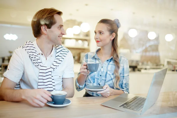 Zwei Junge Kollegen Mit Kaffee Sitzen Der Pause Café Und — Stockfoto