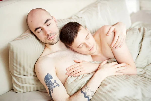 Kucaklama Battaniyeye Altında Yatakta Uyuyan Genç Homoseksüel Aşıklar — Stok fotoğraf
