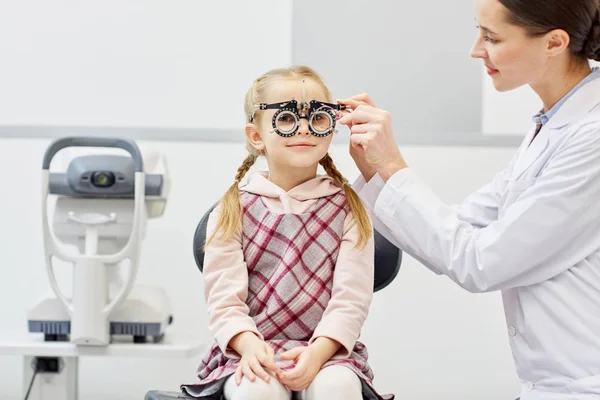 Professionella Oculist Välja Objektiv För Glasögon För Hennes Lilla Patienten — Stockfoto