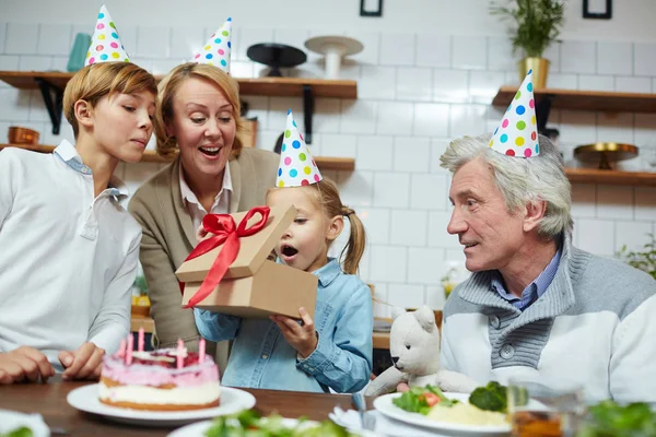 Liten Flicka Öppna Presentbox Med Födelsedagspresent Och Uttrycka Förvåning Hem — Stockfoto