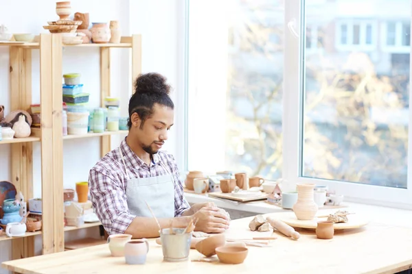 Artesano Contemporáneo Amasando Pieza Arcilla Por Lugar Trabajo — Foto de Stock