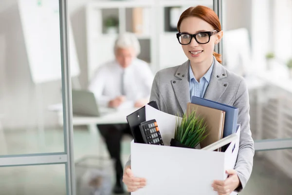 Glückliche Neue Managerin Hält Schachtel Mit Ihren Sachen Und Geht — Stockfoto