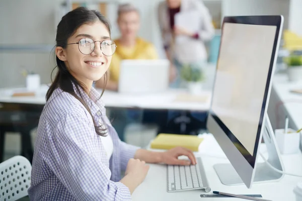 Glimlachen Student Officemanager Camera Kijken Tijdens Vergadering Door Een Helpdesk — Stockfoto